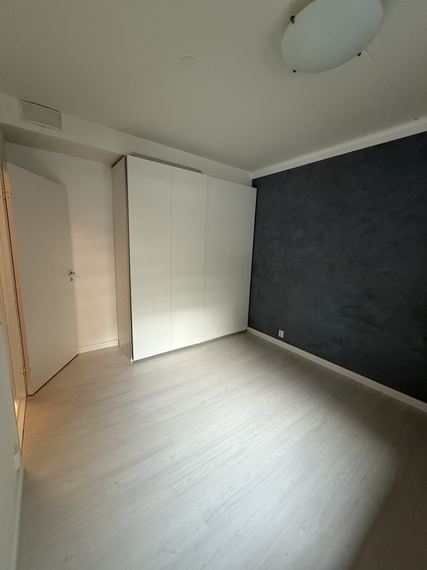 Skyvedørsskap med mye lagring